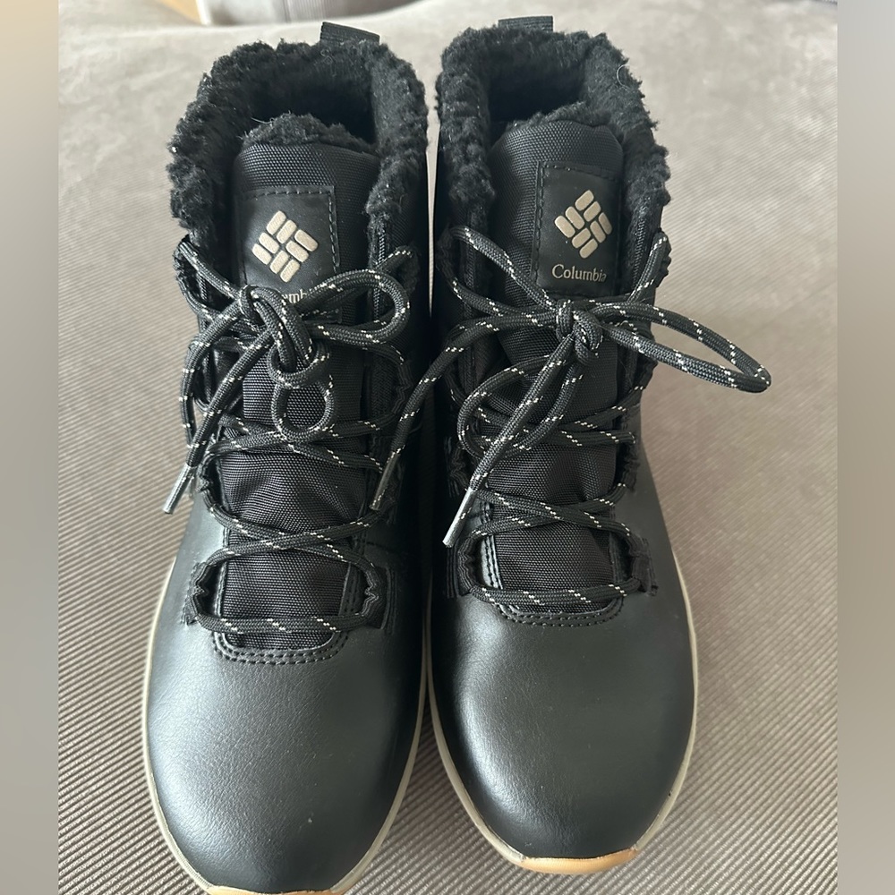 Ladies Columbia snow/winter boots, size 8. New without tags.